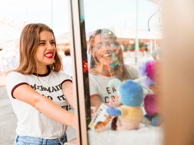 Duas mulheres, desfrutando, jogo, em, parque divertimento