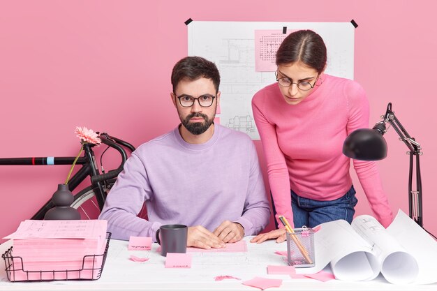 Duas mulheres e dois arquitetos profissionais trabalham juntos e brainstrom em pose de espaço de coworking na dekstop trabalho em escala casa moderna prepare-se para fazer uma apresentação para o cliente, discutir e gerar ideias