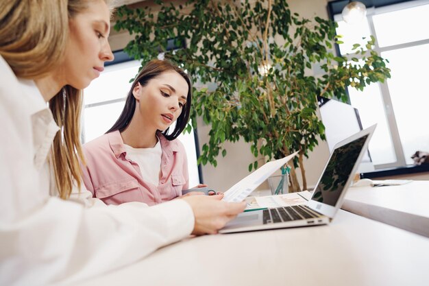 Duas mulheres empresárias trabalhando juntas em um escritório