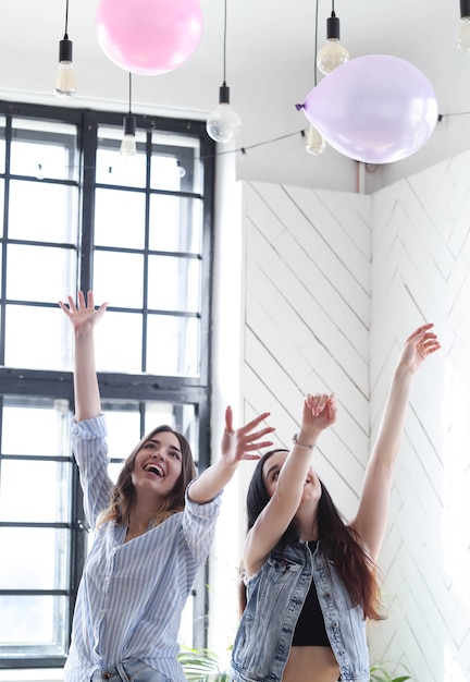 Foto grátis duas mulheres jovens saindo juntos