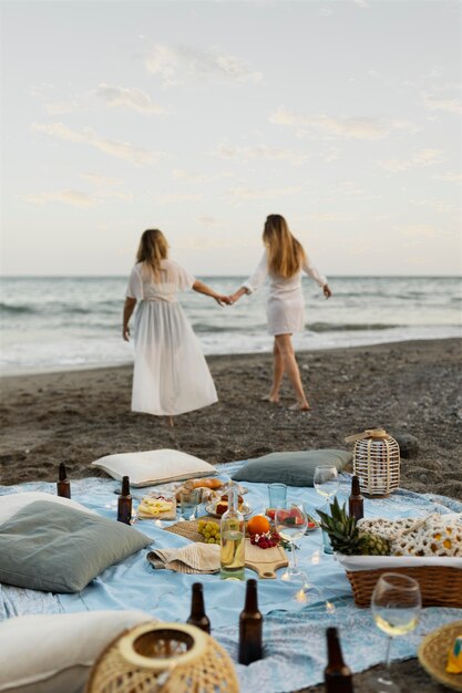 Duas mulheres juntas em uma festa na praia