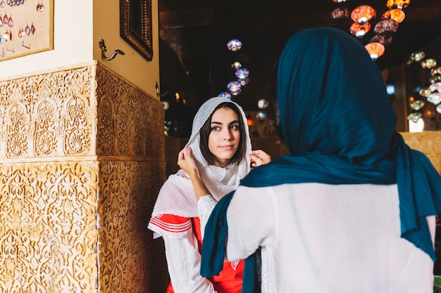 Duas mulheres muçulmanas na rua