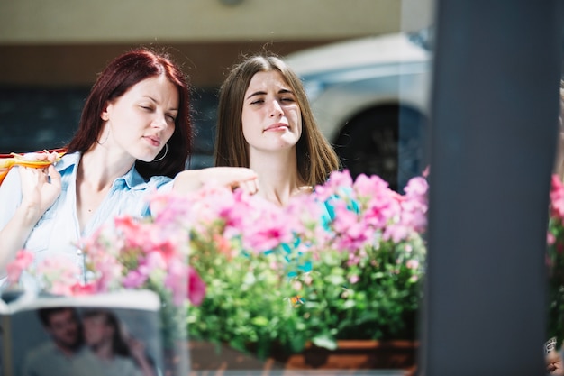 Duas mulheres olhando flores