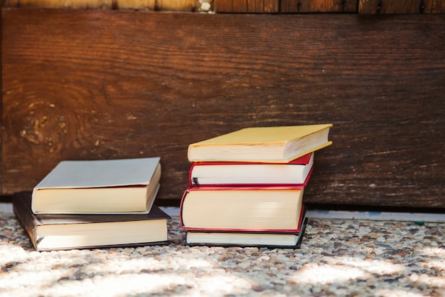 Foto grátis duas pilhas de livros colocados no chão