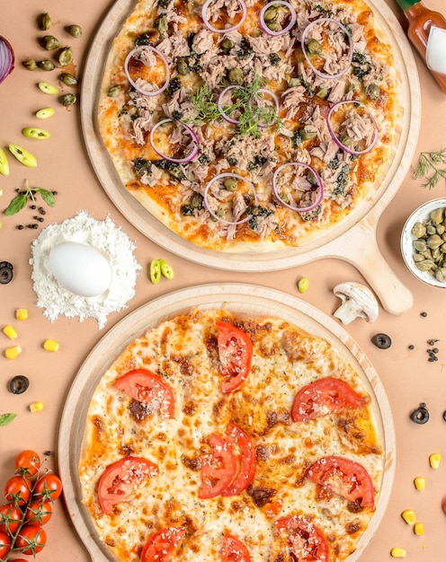 Foto grátis duas pizzas na mesa