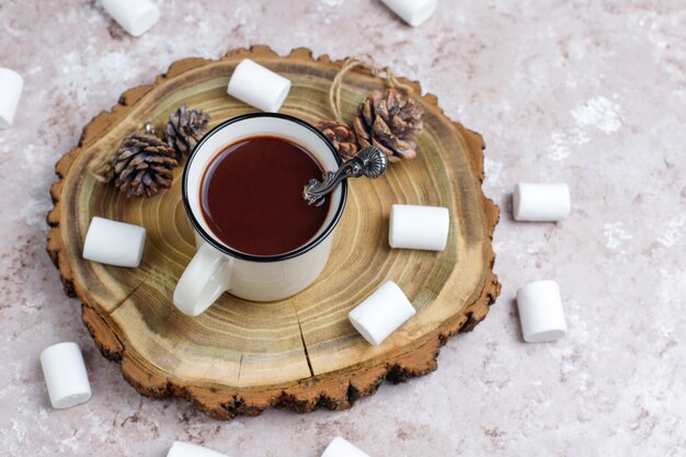 Duas xícaras de chocolate quente com marshmallow na luz