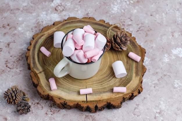 Duas xícaras de chocolate quente com marshmallow na mesa