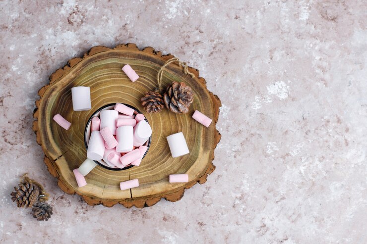 Foto grátis duas xícaras de chocolate quente com marshmallow