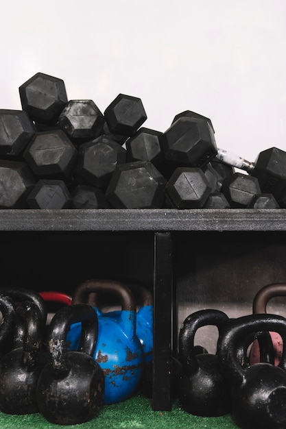 Foto grátis dumbbells e kettlebells