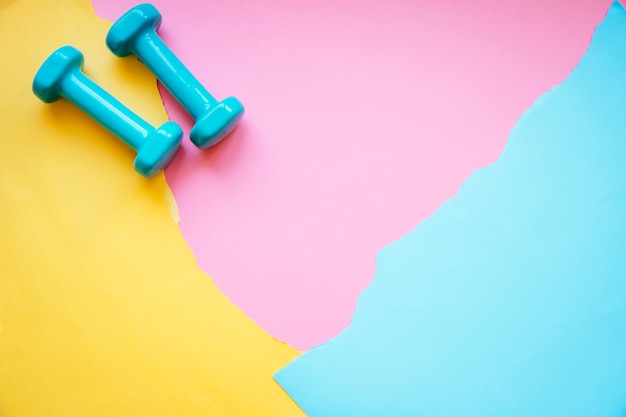 Dumbbells em fundo multicolorido