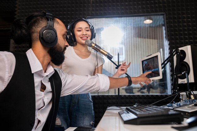 Duo cantando e tocando piano ao vivo na rádio