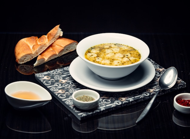 Dusbara pelmeni sopa de bolinho servido com vinagre, hortelã seca