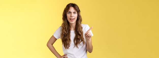 Foto grátis É melhor não te meteres comigo ofendido irritado jovem irritado queixando-se mulher balançando o dedo parar