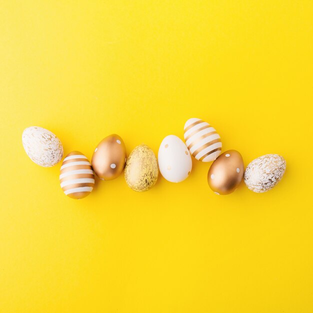 Easter Flat Lay de ovos em amarelo