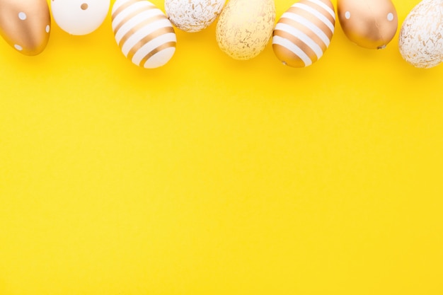 Easter Flat Lay de ovos em amarelo