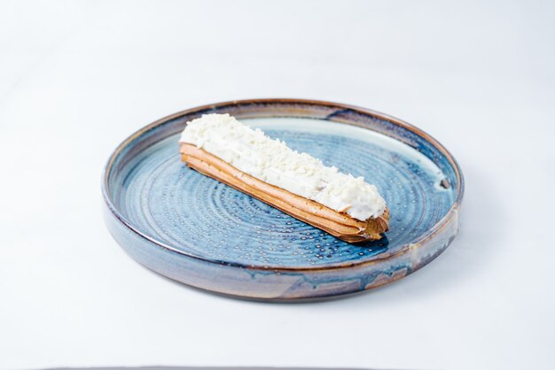 Eclair longo coberto com creme branco