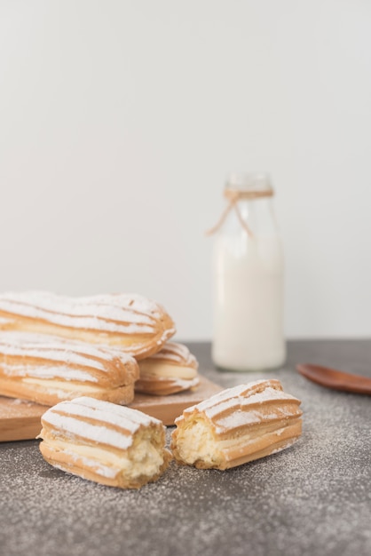 Foto grátis eclairs caseiros quebrados contra o fundo branco