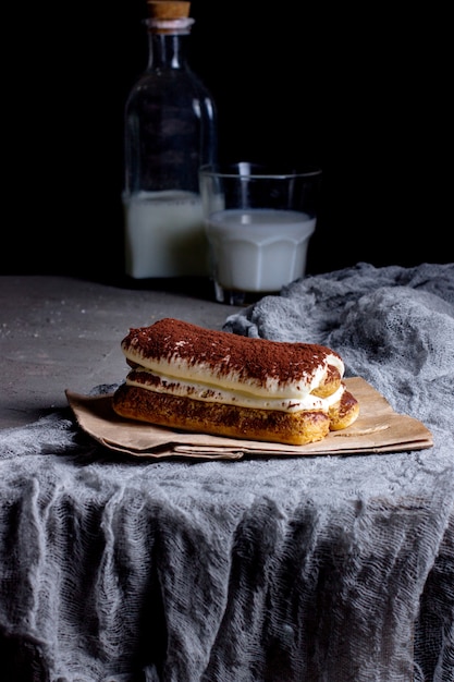 Éclairs de chocolate na mesa