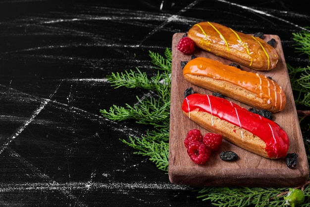 Éclairs em uma bandeja de madeira.