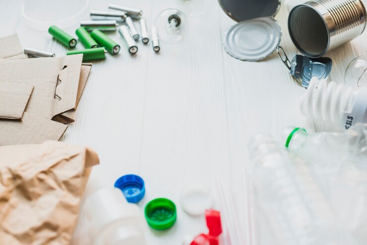 Foto grátis eco reciclar ícone no plano de fundo texturizado de madeira com itens de reciclagem