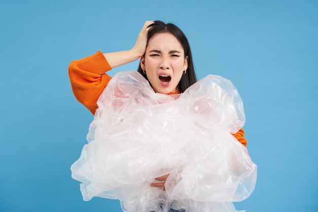 Foto grátis ecoativismo e reciclagem jovem mulher asiática com rosto incomodado cansado de ignorância para o meio ambiente h