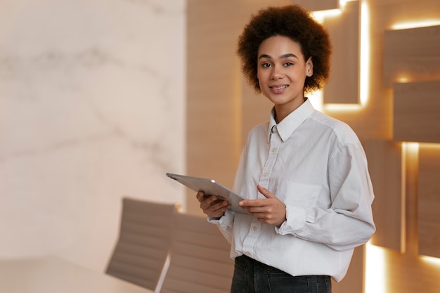 Economista feminina de tiro médio segurando o tablet