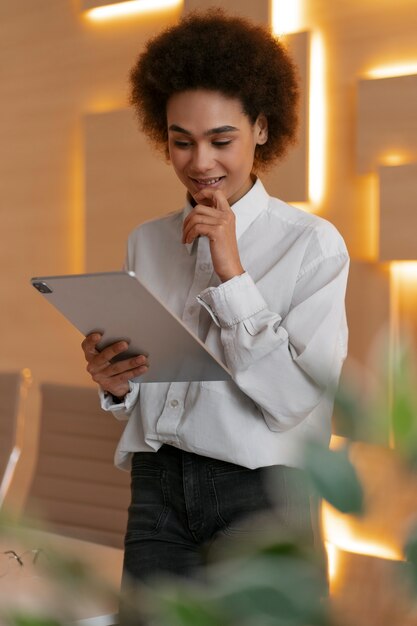 Economista feminina de tiro médio segurando o tablet