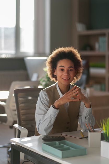 Foto grátis economista feminina de tiro médio trabalhando no escritório