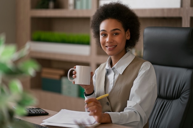 Economista feminina de tiro médio trabalhando no escritório