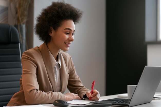 Economista feminina de tiro médio trabalhando no laptop