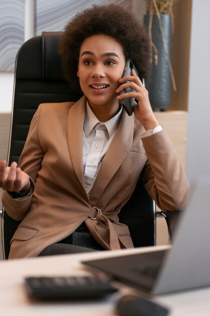 Economista feminina de tiro médio trabalhando no laptop