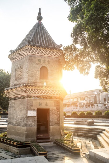 edifício antigo no por do sol