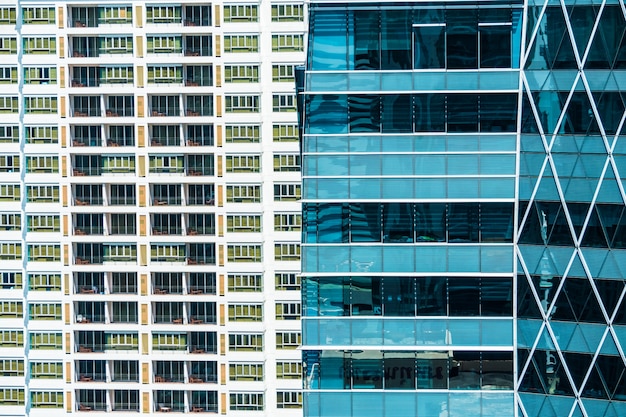 Edifício azul e edifício de apartamentos