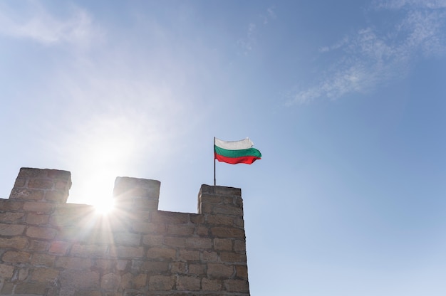Edifício com bandeira búlgara no exterior