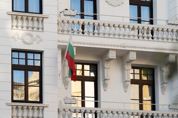 Edifício com bandeira búlgara no exterior