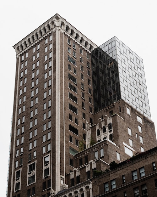 Edifício de baixo ângulo com parte moderna