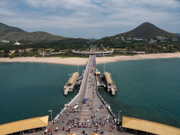 Edifício de concreto branco e marrom perto do corpo de água