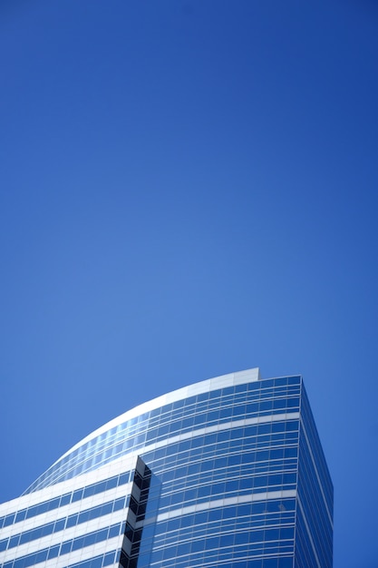 Foto grátis edifício empresarial moderno, tocando o céu claro