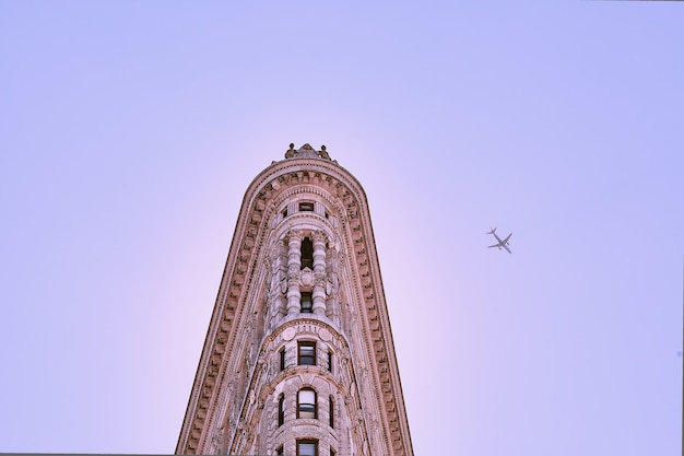 Edifício flatiron com céu roxo em nova york