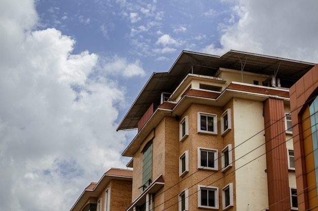 Edifício hospitalar com nuvens ao fundo