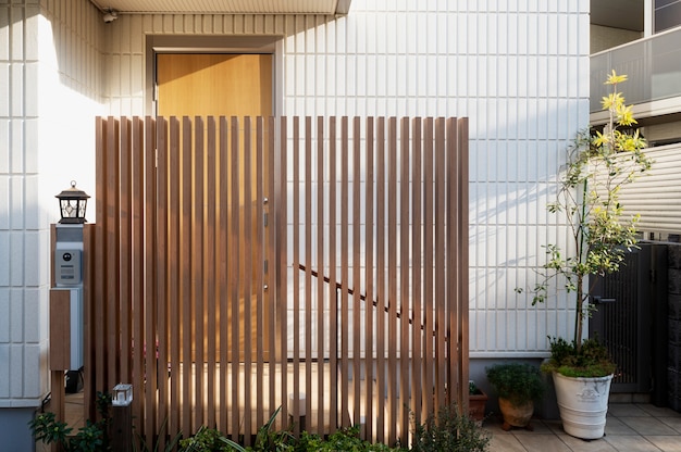 Edifício japonês de entrada de casa com cerca