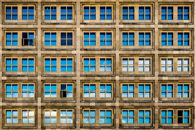 Edifício marrom moderno com janelas de vidro azul e estética enferrujada