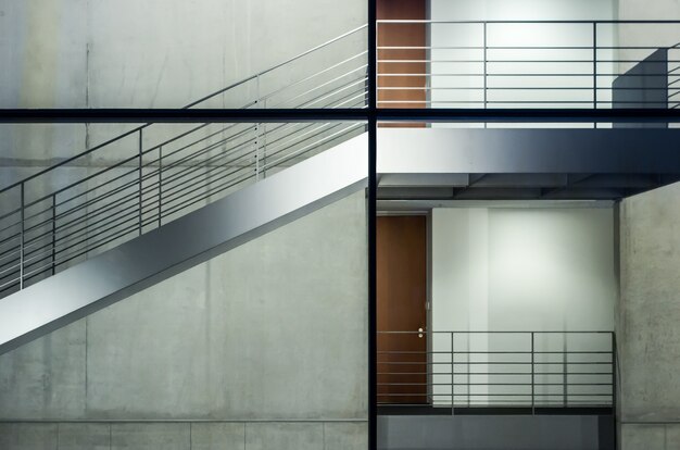 Edifício moderno com janelas de vidro e escadas sob as luzes