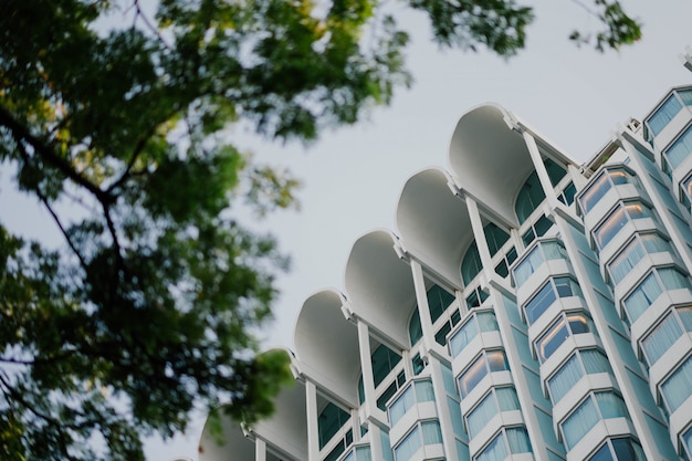 Edifício moderno visto de baixo