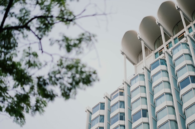 Edifício moderno visto de baixo