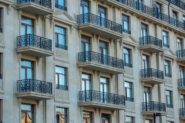 Edifício residencial com janelas e varandas