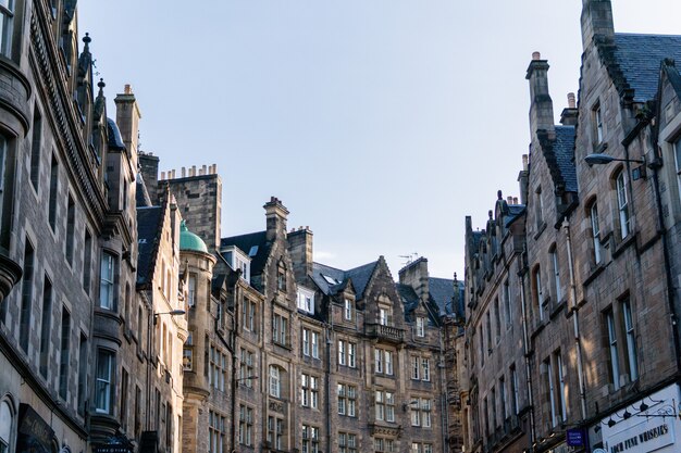 Edifícios altos de baixo ângulo de Edimburgo no centro da cidade, Escócia