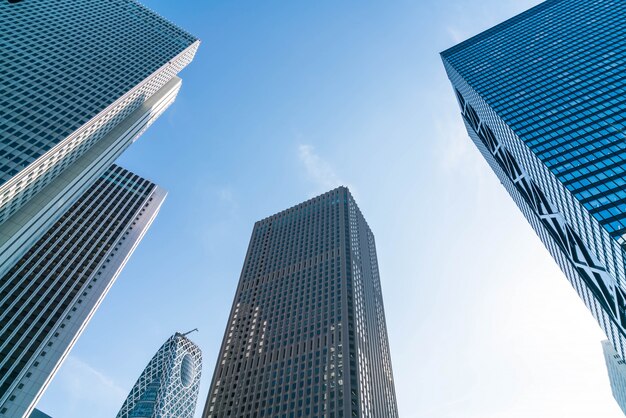 Edifícios altos e céu azul - Shinjuku, Tóquio