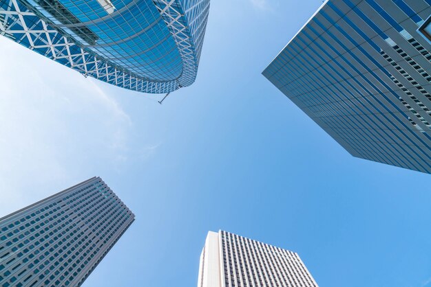 Edifícios altos e céu azul - Shinjuku, Tóquio