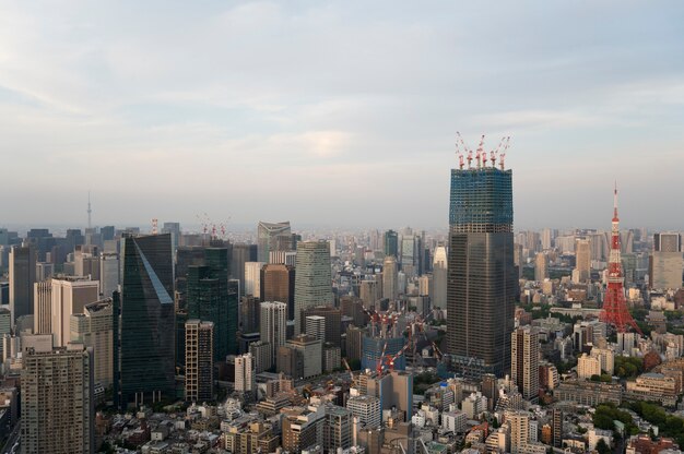 Edifícios bonitos da cidade de alto ângulo durante o dia